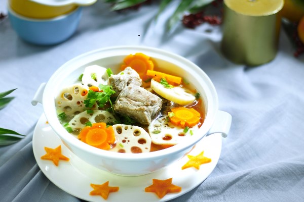 Canh sườn non hầm củ sen